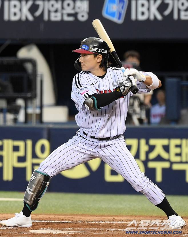 20일 잠실구장에서 열린 LG 트윈스와 삼성 라이온즈의 경기. LG 신민재가 볼을 고르고 있다. 잠실=박재만 기자 pjm@sportschosun.com/2025.09.20/