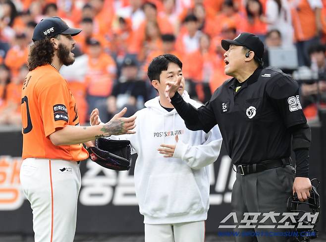 18일 대전 한화생명볼파크에서 열린 삼성과 한화의 PO 1차전. 3회초 무사 1, 3루. 구자욱 타석 때 심판에게 어필하는 한화 선발 폰세. 대전=송정헌 기자songs@sportschosun.com/2025.10.18/