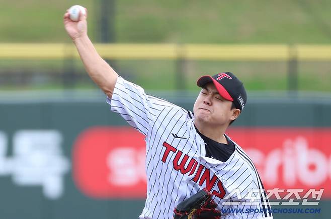 LG 트윈스 장현식이 15일 이천에서 열린 자체 청백전서 힘차게 던지고 있다. 사진제공=LG 트윈스