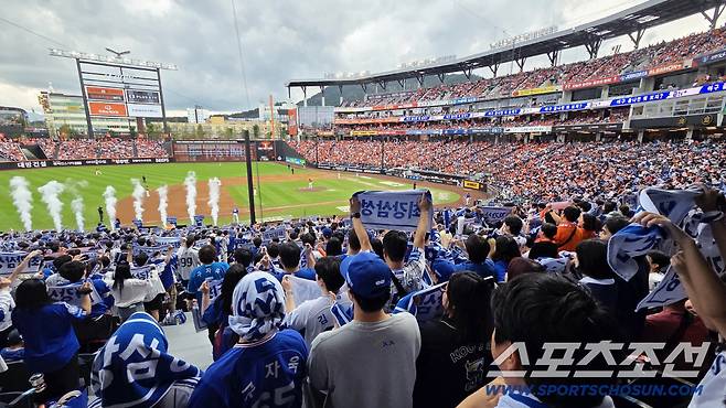 19일 대전 한화생명볼파크에서 열린 삼성과 한화의 PO 2차전. 대전 볼파크 가득 메운 야구팬들. 대전=송정헌 기자songs@sportschosun.com/2025.10.19/