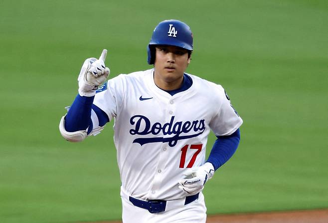 LA 다저스 오타니 쇼헤이가 18일(한국시각) NLCS 4차전서 1회말 선제 솔로홈런을 날린 뒤 베이스를 힘차게 돌고 있다. Imagn Images연합뉴스