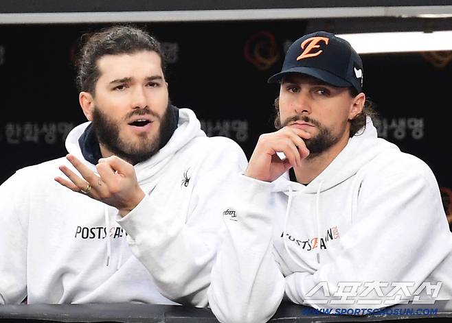 18일 대전 한화생명볼파크에서 열린 삼성과 한화의 PO 1차전. 와이스와 대화를 나누고 있는 폰세. 대전=송정헌 기자songs@sportschosun.com/2025.10.18/