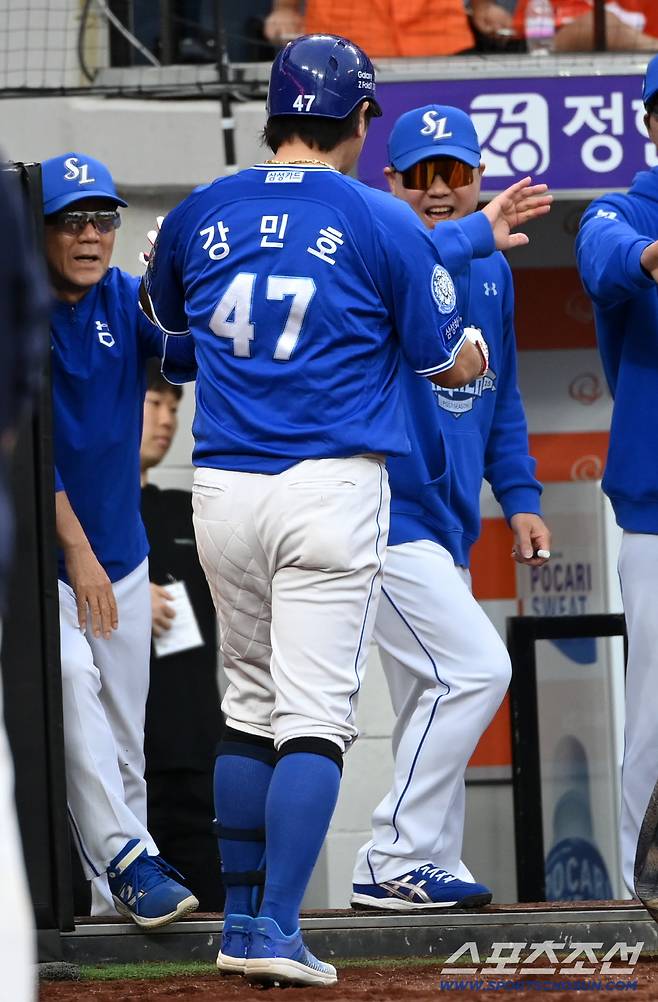 19일 대전한화생명볼파크에서 열린 삼성과 한화의 PO 2차전. 9회초 2사 1루 강민호가 2점홈런을 치고 박진만 감독과 기쁨을 나누고 있다. 대전=허상욱 기자wook@sportschosun.com/2025.10.19/