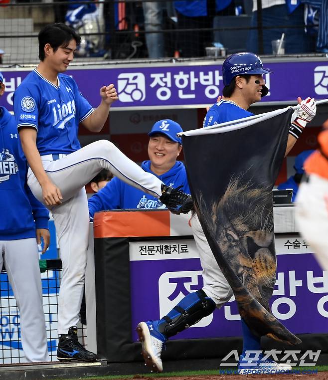 19일 대전한화생명볼파크에서 열린 삼성과 한화의 PO 2차전. 9회초 2사 1루 강민호가 2점홈런을 치고 기쁨을 나누고 있다. 대전=허상욱 기자wook@sportschosun.com/2025.10.19/