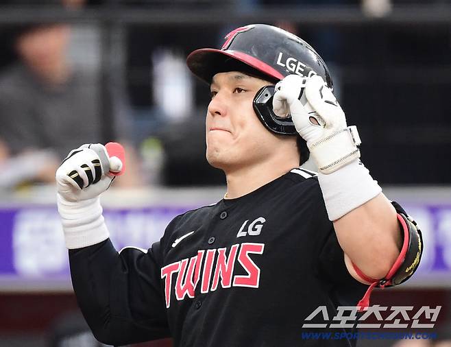 27일 대전 한화생명볼파크에서 열린 KBO리그 한화와 LG의 경기. 1회초 LG 박동원이 한화 문동주를 상대로 투런홈런을 날렸다. 손을 들어보이는 박동원. 대전=송정헌 기자songs@sportschosun.com/2025.09.27/