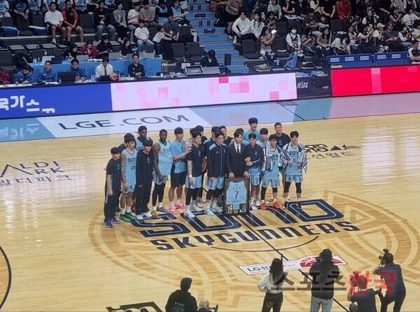함준후의 은퇴식을 빛내기 위해 모인 고양 소노 선수들. ⓒ스포츠한국 김성수 기자