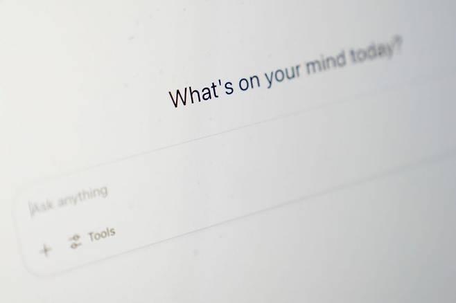 AI 챗봇과의 대화에 지나치게 빠져들거나 우울증에 걸리는 사례도 나오고 있다. AP연합뉴스