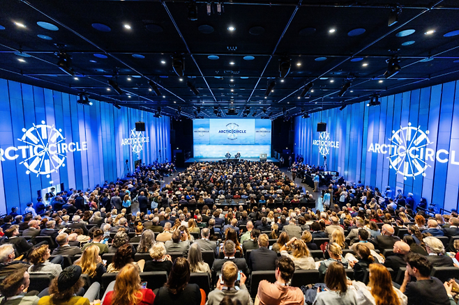 지난 16일(현지시간) 아이슬란드 레이캬비크 하르파 콘서트홀에서 '2025 북극서클 총회' 개막 본회의가 성황리에 개최되고 있다. 북극서클