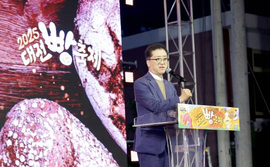 조원휘 대전시의회 의장이 지난 18일 소제동 카페거리와 대동천 일원에서 열린 '2025 대전 빵축제' 개막식에서 성공 개최를 기원하는 인사말을 전하고 있다. 대전시의회 제공
