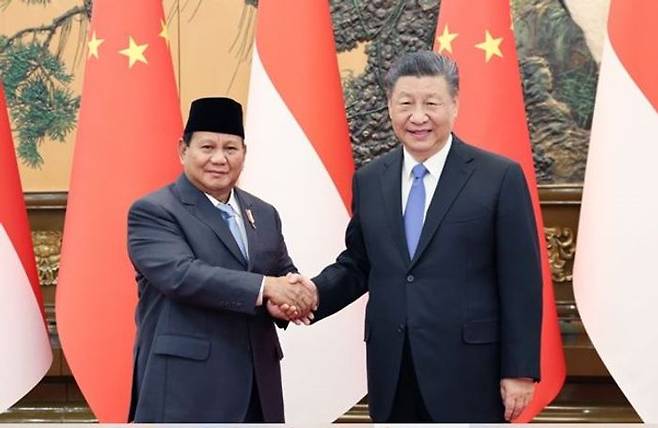 시진핑(오른쪽) 중국 국가주석이 지난해 4월1일 베이징 인민대회당에서 프라보워 수비안토 인도네시아 대통령 당선인과 만나 악수하고 있다. 프라보워 당선인은 그해 10월20일 공식 취임했다. ⓒ 신화/뉴시스