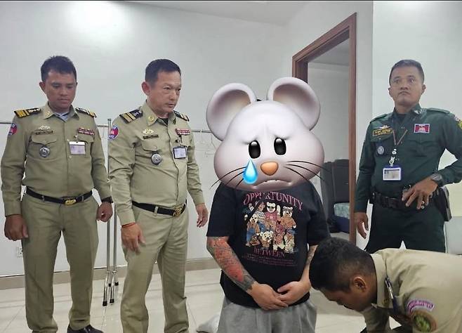 더불어민주당 김병주 의원이 18일 캄보디아 수도 프놈펜에서 구출했다는 한국 청년. 양팔에 문신이 가득하다. 페이스북 캡처