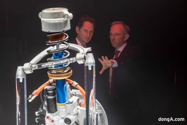 (왼쪽부터)존 엘칸 페라리 회장과 베네데토 비냐 페라리 CEO가 일레트리카 전기차 플랫폼을 살펴보고 있다.