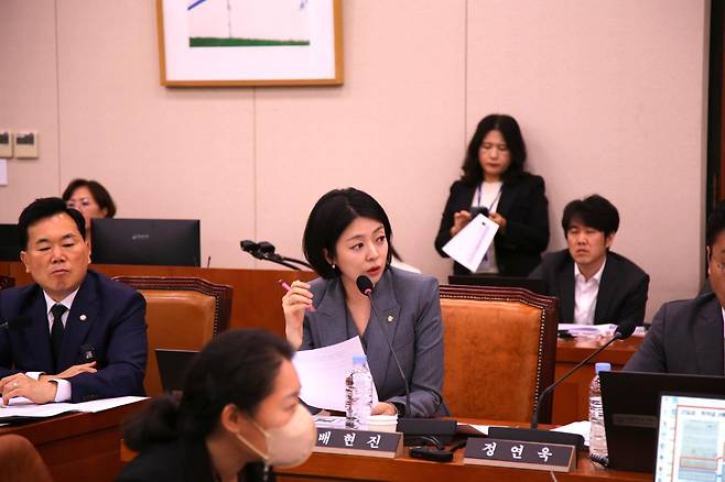 국회 문화체육관광위원회 소속 국민의힘 배현진 의원이 2025 국정감사에서 질의하고 있다. 국민의힘 배현진 의원실 제공.