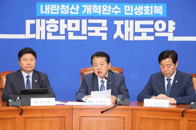 더불어민주당 재외국민안전대책단 단장인 김병주 의원이 19일 서울 여의도 국회에서 20대 한국인 3명 구출 등 캄보디아 현지 활동 성과에 대해 브리핑하고 있다. [연합뉴스]