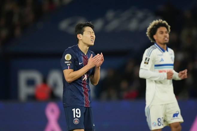 파리 생제르맹(PSG)의 이강인(왼쪽)이 지난 17일(현지 시간) 프랑스 파리 파르크 데 프랭스에서 열린 2025-26 리그앙 8라운드 스트라스부르와 경기 후반 27분 슈팅한 공이 골대에 맞자 아쉬워하고 있다. 이강인은 풀타임을 소화하며 동점 골에 기여했고 PSG는 3-3 무승부를 기록했다.뉴시스