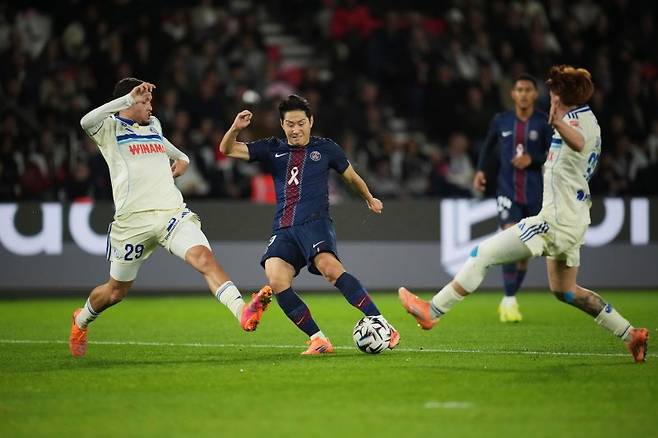 파리 생제르맹(PSG)의 이강인(가운데)이 17일(현지 시간) 프랑스 파리 파르크 데 프랭스에서 열린 2025-26 리그앙 8라운드 스트라스부르와 경기 중 공을 몰고 있다. 이강인은 풀타임을 소화하며 동점 골에 기여했고 PSG는 3-3 무승부를 기록했다. 뉴시스