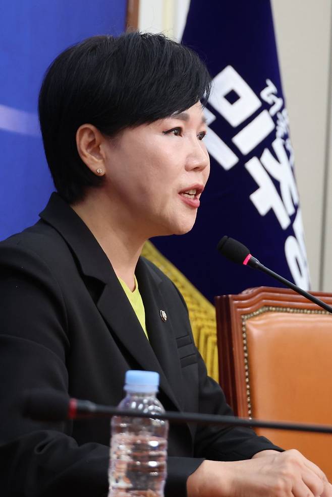 더불어민주당 전현희 수석 최고위원이 19일 서울 여의도 국회에서 최근 '캄보디아 사태', 부동산 대책 등 현안 관련 기자간담회를 하고 있다. 연합뉴스