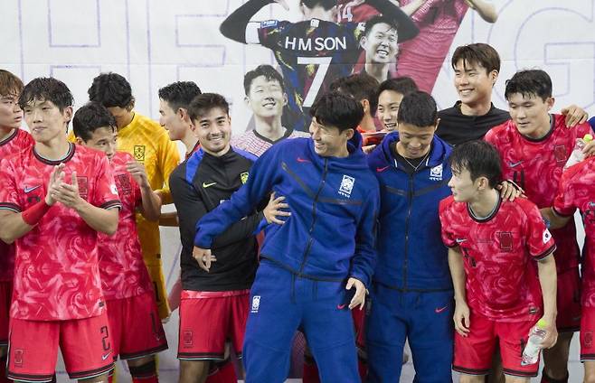 지난 14일 서울 마포구 서울월드컵경기장에서 열린 하나은행 초청 축구국가대표팀 친선경기 대한민국과 파라과이의 경기에서 대한민국이 파라과이를 2-0으로 승리를 거둔 후 대한민국 선수들이 팬들과 기념촬영을 하고 있다. 뉴시스