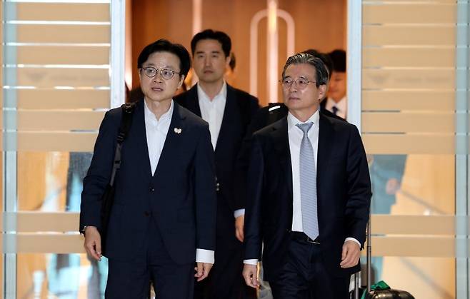 김용범 대통령실 정책실장과 김정관 산업부 장관이 미국과의 관세협상 후속 논의를 위해 지난 16일 오전 인천 국제공항 제2터미널을 통해 미국으로 출국하고 있다. 사진=뉴스1