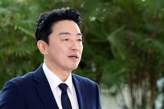 전략경제협력 특사로 임명된 강훈식 대통령 비서실장이 19일 인천국제공항 제1터미널에서 독일 프랑크푸르트 출국에 앞서 입장을 밝히고 있다. 사진=연합뉴스