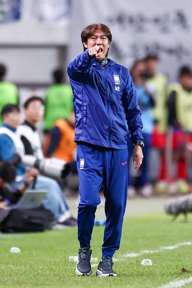 지난 14일 서울 마포구 상암월드컵경기장에서 열린 '하나은행 초청 축구국가대표팀 친선경기' 대한민국과 파라과이의 경기에서 엄지성이 첫 골을 넣고 손흥민과 포옹을 하고 있다. 뉴스1