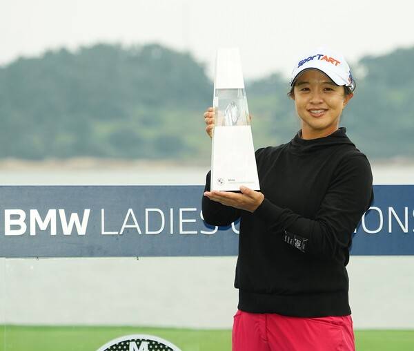 2025년 미국여자프로골프(LPGA) 투어 '가을 아시안 스윙' 두 번째 대회인 BMW 레이디스 챔피언십 우승을 차지한 김세영 프로가 우승 트로피를 들고 기념 촬영하는 모습이다. 사진제공=BMW 레이디스 챔피언십 대회 조직위원회 (사진을 무단으로 사용하지 마십시오.)