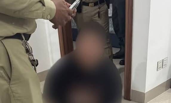 지난 18일 김병주 더불어민주당 의원이 캄보디아에서 구조했다며 자신의 페이스북에 올린 정아무개군의 사진. 김병주 의원 페이스북.