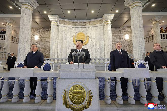 2025년 10월10일 북한 평양 김일성광장에서 열린 조선노동당 창건 80주년 경축 열병식에서 김정은 국무위원장이 연설하고 있다. 김 위원장 왼쪽이 리창 중국 총리, 오른쪽은 또럼 베트남 공산당 서기장과 드미트리 메드베데프 러시아 국가안보회의 부의장 겸 통합러시아당 당대표다. 연합뉴스