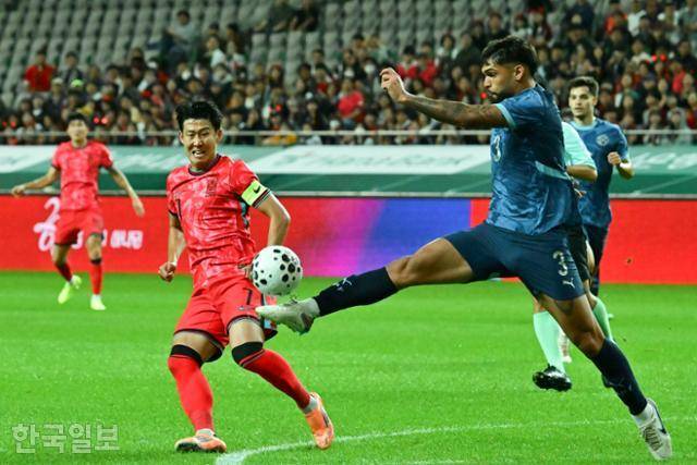 손흥민이 14일 서울월드컵경기장에서 열린 파라과이와의 친선 경기에서 상대 수비수에게 공이 차단되고 있다. 강예진 기자