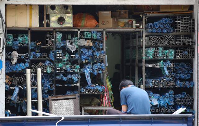 5일 서울 영등포구 문래동 철공소 밀집지역의 한 금속 제조·가공 업체에서 업주가 업무를 보고 있다. 뉴시스