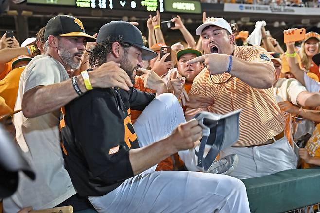 <yonhap photo-3774=""> OMAHA, NE - JUNE 24: Head coach Tony Vitello (C) of the Tennessee Volunteers celebrates with fans after defeating the Texas A&M Aggies for the national championship in the NCAA Division I Baseball Championship on June 24, 2024 at Charles Schwab Field in Omaha, Nebraska. Peter Aiken/Getty Images/AFP (Photo by Peter Aiken / GETTY IMAGES NORTH AMERICA / Getty Images via AFP)/2024-06-25 14:03:56/ <저작권자 ⓒ 1980-2024 ㈜연합뉴스. 무단 전재 재배포 금지, AI 학습 및 활용 금지></yonhap>