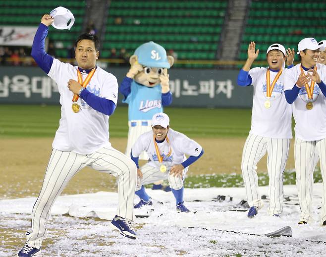 2012년 삼성이 한국시리즈에 우승하자 오치아이 코치가 말춤을 추고 있다. 오치아이 코치는 선동열 감독이 떠난 뒤에도 삼성에 남아 지도자 경력을 이어갔다. 이후 주니치에서도 수석 코치와 2군 감독까지 맡았다.&nbsp; IS 포토