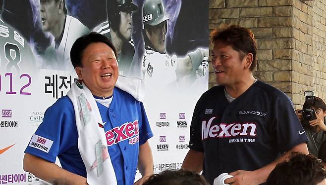 2012년 서울 잠실구장에서 열린 한일 레전드 매치에서 '대마신' 사사키 가즈히로와 대화하며 미소를 터뜨리는 선동열.&nbsp; IS 포토