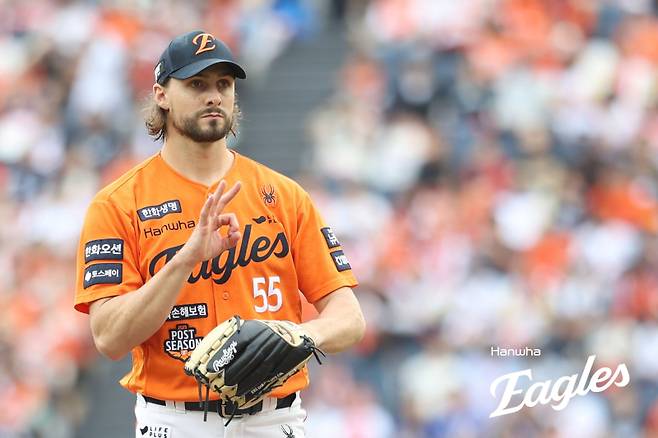 19일 플레이오프 2차전에 선발 등판한 라이언 와이스. 4회까지 5점을 내준 뒤 강판됐다. 사진=한화 이글