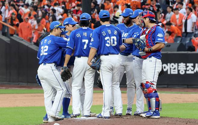 <yonhap photo-4257=""> 삼성 승리 (대전=연합뉴스) 김준범 기자 = 19일 대전한화생명볼파크에서 열린 2025 프로야구 KBO리그 포스트시즌 플레이오프 2차전에서 승리한 삼성 선수들이 기쁨을 나누고 있다. 2025.10.19 psykims@yna.co.kr/2025-10-19 17:28:07/ <저작권자 ⓒ 1980-2025 ㈜연합뉴스. 무단 전재 재배포 금지, AI 학습 및 활용 금지></yonhap>