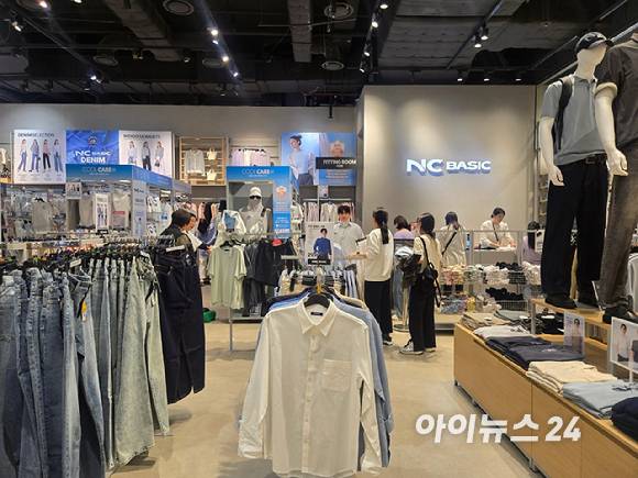 이랜드리테일 NC베이직이 가격 역설계 상품으로 소비자들의 관심을 끌고 있다. 사진은 NC베이직 송파점 전경. [사진=아이뉴스24 DB]