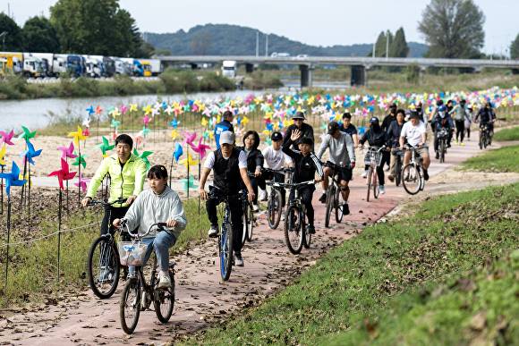 19일 보강천 체육공원 일원에서 열린 증평 자전거대행진에서 참가자들이 자전거를 타고있다. [사진=증평군]