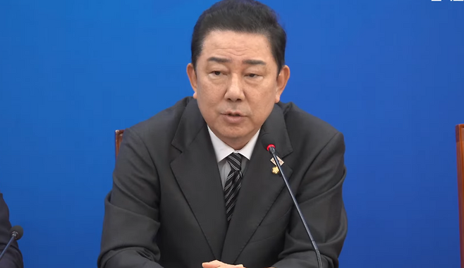 김병기 원내대표가 19일 오전 국회에서 열린 기자간담회에서 발언하고 있다. (유튜브 캡처)