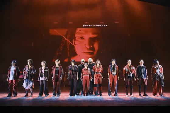 고대 그리스 비극을 그린 연극 ‘안트로폴리스’ 5부작 중 1부인 '프롤로그/디오니소스’ 공연 모습. ‘대한민국은 공연중’ 기간 명동예술극장에서 만날 수 있다. 사진 국립극단