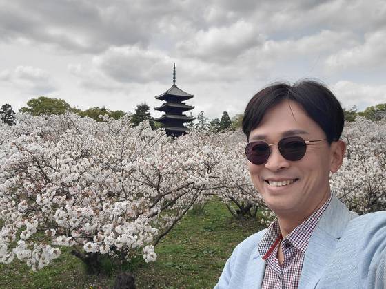 김민식 전 MBC PD는 퇴직 후 해마다 짝수달이면 해외에서 2주~한달 살이를 하고 있다. 사진은 지난해 4월 일본 교토에서 벚꽃놀이를 하는 모습. 김민식 제공