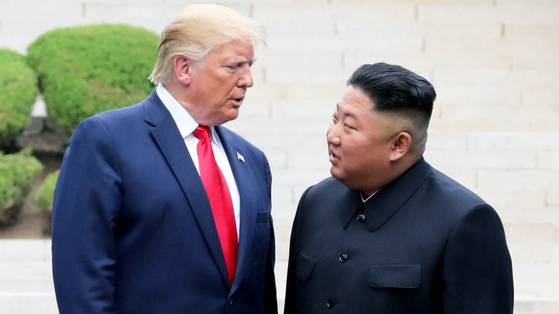 2019년 6월 30일 판문점 군사분계선 북측 지역에서 만나 인사한 뒤 남측 지역으로 이동하는 트럼프 미국 대통령과 김정은 북한 국무위원장. 연합뉴스