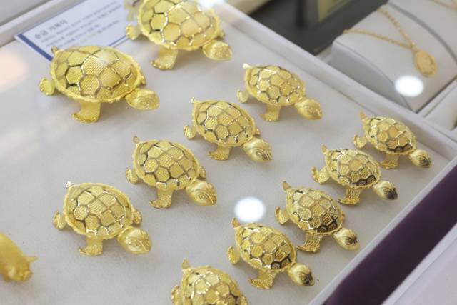 ▲ 서울 종로구 한국금거래소 종로본점에 전시된 금 상품. 연합뉴스