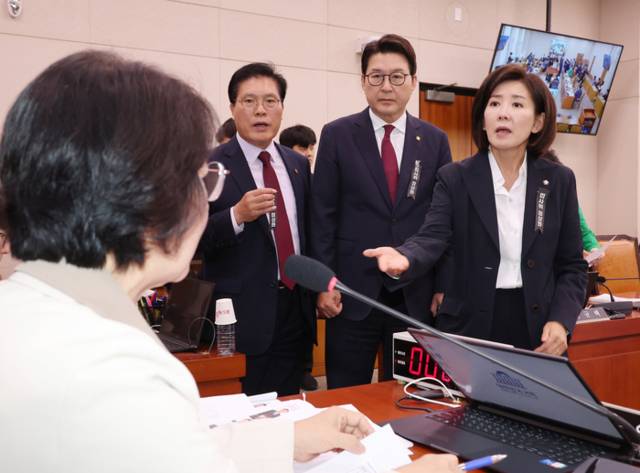 ▲ 지난 16일 서울 여의도 국회에서 열린 감사원 등에 대한 법제사법위원회 국정감사에서 국민의힘 의원들이 추미애 위원장의 회의 진행 방식에 대해 항의하고 있다. 연합뉴스
