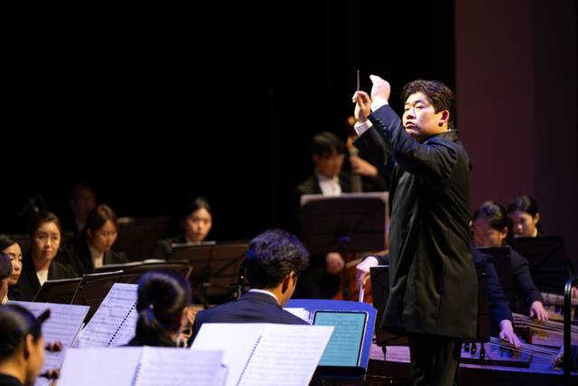 ▲ 강원도립국악관현악단과 김창환 예술감독.