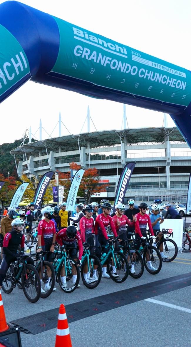 ▲ ‘2025 춘천국제레저대회-비앙키 그란폰도 춘천’ 대회가 18~19일 춘천 일원에서 2200여명의 자전거 레저인들이 참가해 선선한 가을날씨를 만끽했다. 춘천레저·태권도조직위원회 제공