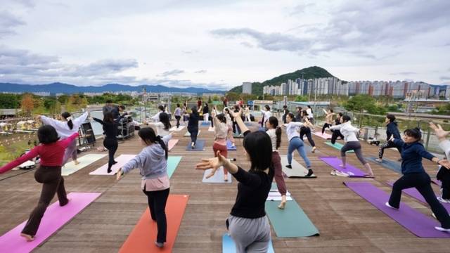 ▲ 춘천레저·태권도조직위원회는 18~19일 춘천 일원에서 1200여명의 시민들이 참여한 가운데 ‘시민레저이벤트’를 개최했다. 사진은 화동2571 루프탑에서 열린 요가프로그램 ‘요즘가을’ 모습.  춘천레저·태권도조직위원회 제공.