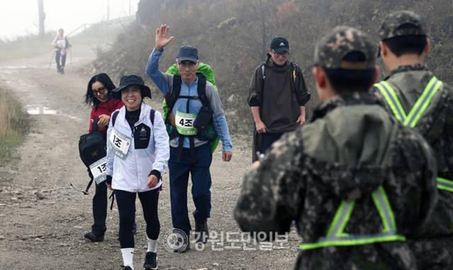 ▲ 17일 고성 향로봉 일대에서 열린 2025 백두대간 향로봉 트레킹대회에서 참가자들이 정상을 향해 올라가고 있다. 방도겸 기자