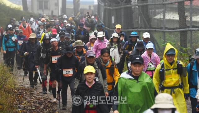 ▲ 2025 백두대간 향로봉 트레킹대회가 17일 고성 진부령과 향로봉 일대에서 열려 전국 각지에서 참가한 300여명의 참석자들이 힘차게 출발하고 있다. 방도겸 기자