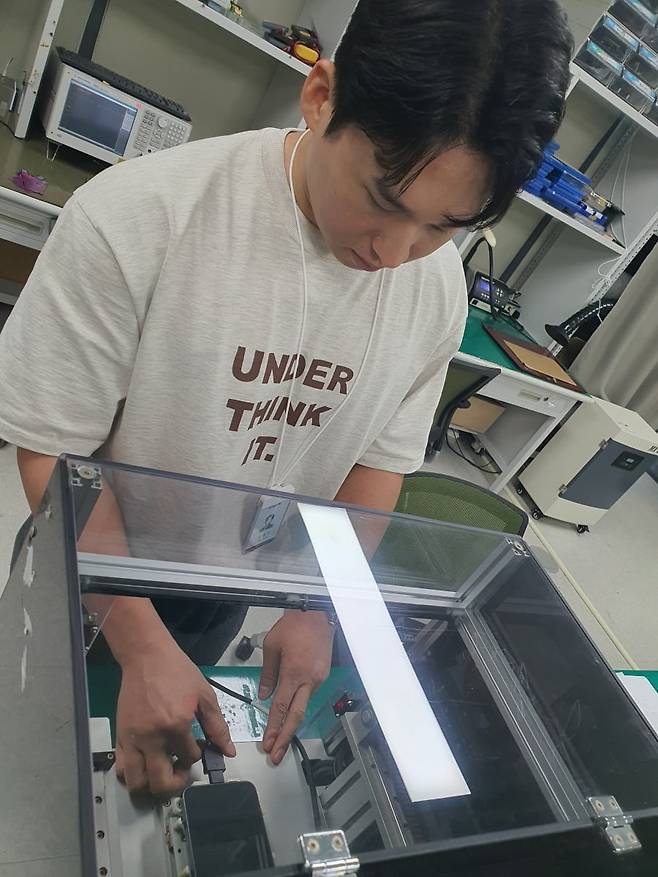 이원기 책임이 MST(삼성페이 규격 테스트) 정량화 측정 중이다. 수원=윤현주 기자