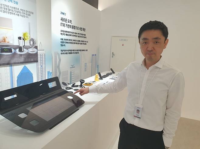 이상준 부장이 게임 디스플레이 버튼 덱을 설명하고 있다. 수원=윤현주 기자